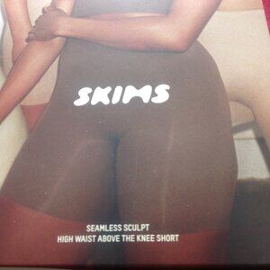 SKIMS SEAMLESS SCULPT MID THIGH SHORT BRAND NEW IN BOX